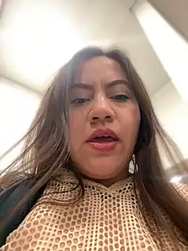Bella_Pascualina - Naked and fingers in my pussy in public