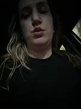 Bia_sexynovaes - Bia tira a blusinha dentro do 🚗