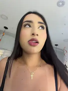 IvonneOwen - I play with my clit up close