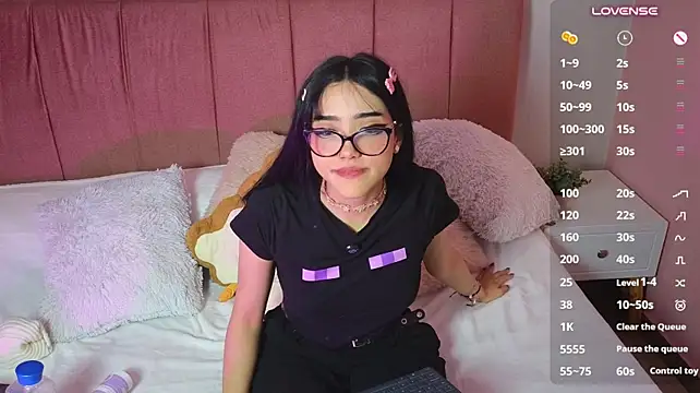 Ela_petit - fingers in pussy