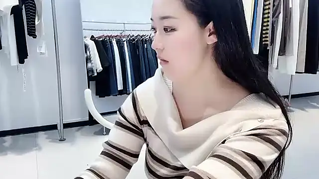 Veronica_L - 脱掉上衣