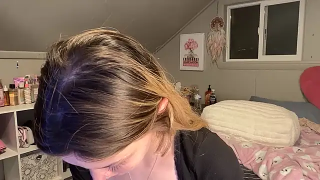 Kaialuvv - Strip to lingerie
