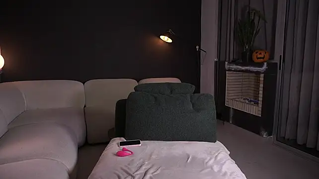 Paulacora100 - play with cream on my buttocks + spankme