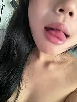 Yue-ai - 两女法式舌吻1分钟