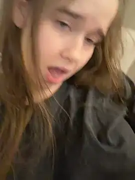 HornyGirlH - SHOW TITS