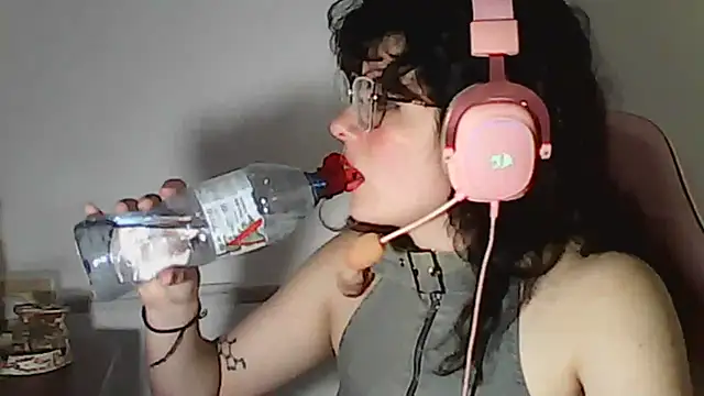 Owly_bloom - suck dildo