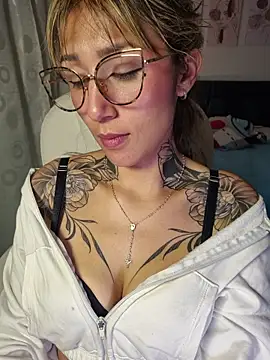 Mar_puentes - striptease + spank ass