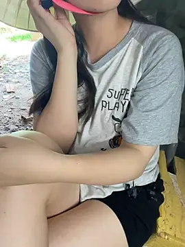 Sbdcjw_surimmmo1037 - Take off the baby's shirt.