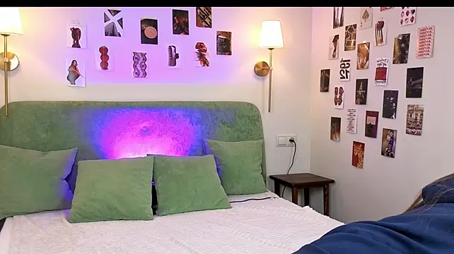 Kiara_beauty - stretch on the bed