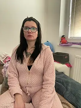 Marketatomas - Šukání dildem mezi prsa 1min.