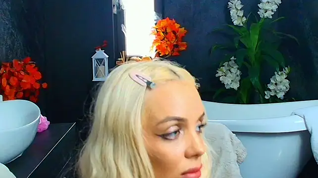 SkinnyNatty - Spread pussy closeup