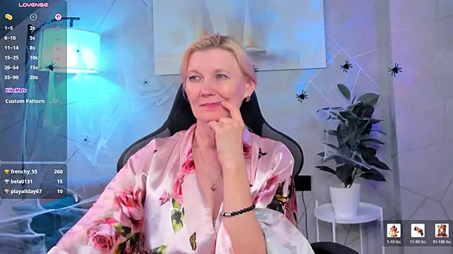 Julie_Lucas - I caress myself and tease you