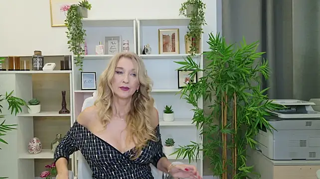 LadyLeea - Play with dildo between my boobs