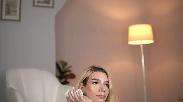 SvveetLuna - Love me with care and passion 💞