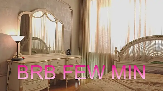 MercedezTimbs - Tie a T-shirt in a bow showing more body