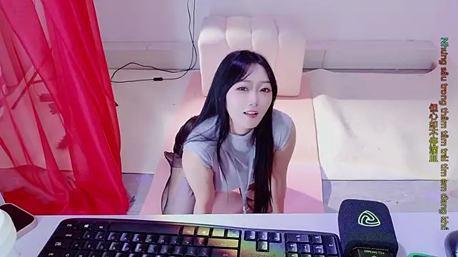 Luna1314 - 脱下她的丝袜和裙子+性感精油按摩大腿100次