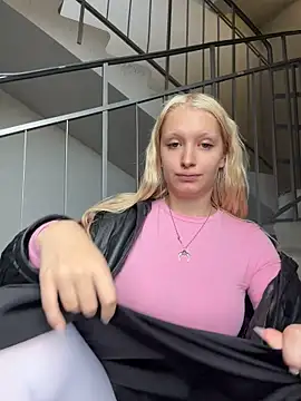 Elfi_InPublic - Camel toe+slap pussy LOUD in lobby