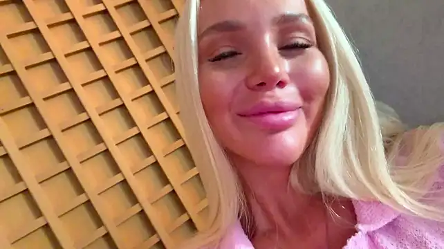DanyelleFulenwider - show boobs in top close to cam