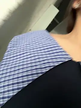 Xiaoqiao_ss - 咖啡厅脱上衣5min