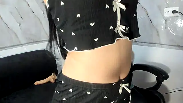 Amberrprincess - rubbing my ass with oil