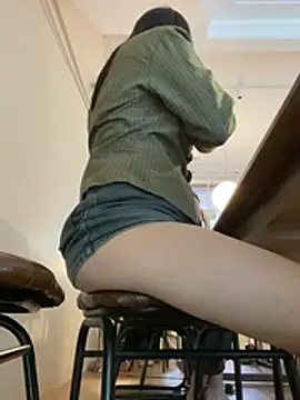 Masturbate-secretly - Take off underwear behind stranger