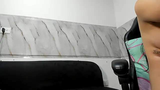 Amberrprincess - rubbing my ass with oil