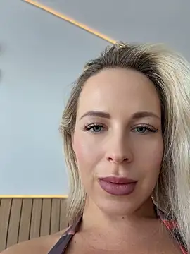 Streetdoll - pussy in doggy + photo