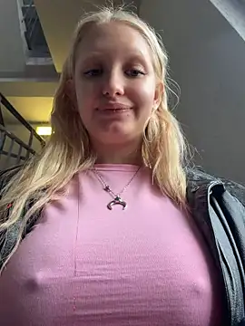 Elfi_InPublic - Doggy pose+massage ass in lobby