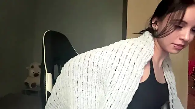 Hisaky - show your butt close to the camera