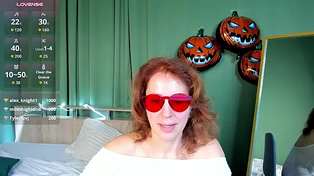LeticiaRomano - show luxurious cleavage