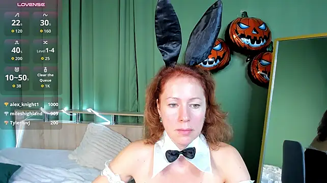 LeticiaRomano - show luxurious cleavage