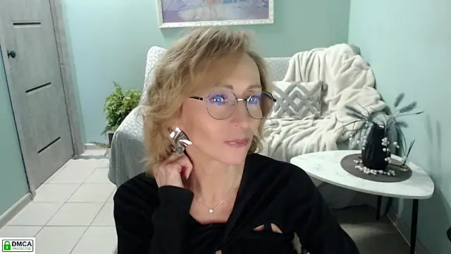 HornyMilf_777 - Show your legs..