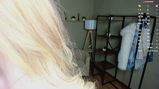 BlondeMiaX - Turn around and show my ass