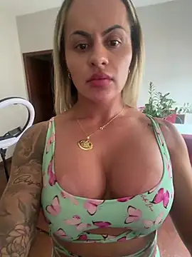 Carolinecbso - Dando a bucetinha pra amiga