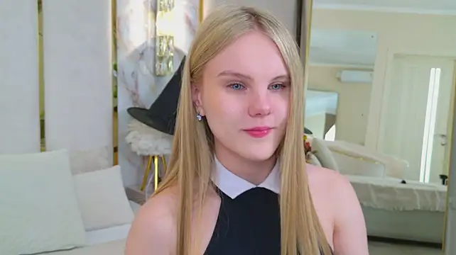 Lili_Lohan - hand bra