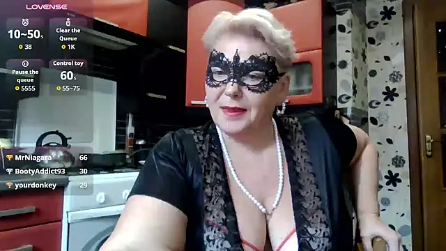 Lisa_Suzie - I'll give you a blowjob