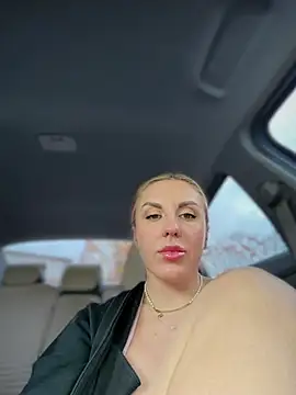MilfNextDoor20 - Naked 🥰