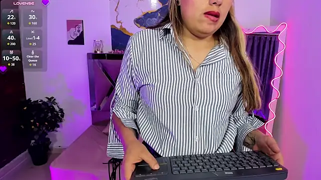 LAINEY_TAY - SHOW BOOBS+SPIT🍒