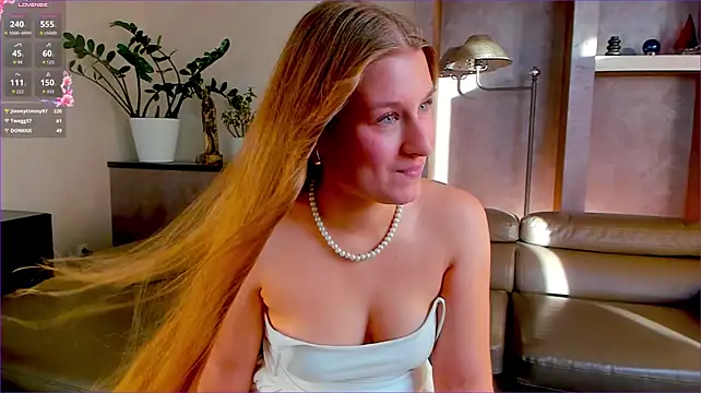 RuthHoch - tease u my boobs and flash her