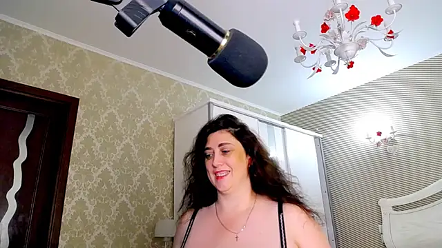 Evelyn_Shy - bare chest 200