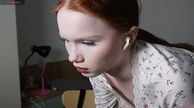 Nellie_baby - fingers in ass