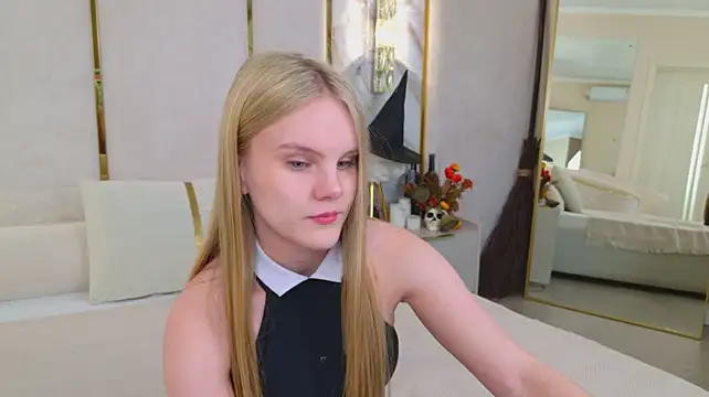 Lili_Lohan - hand bra