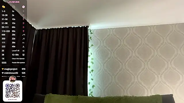 BrittneySquirts - pinch my nipples