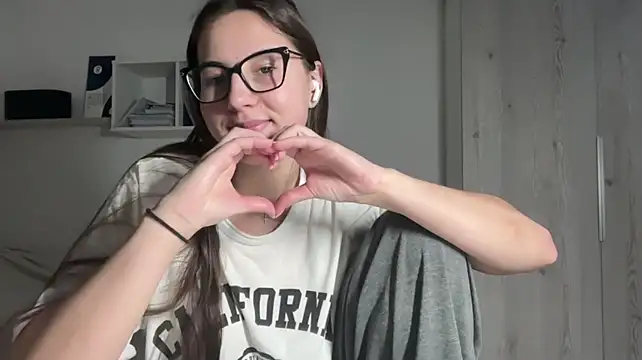 Rubymoonv - Pinch my nipples under the top🔞