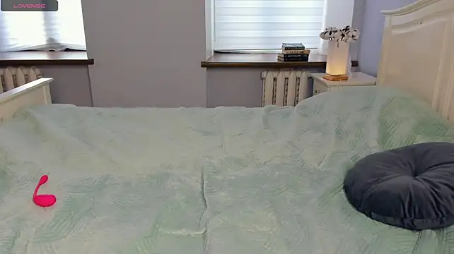 LavenderMitten - squeeze my ass and spank me