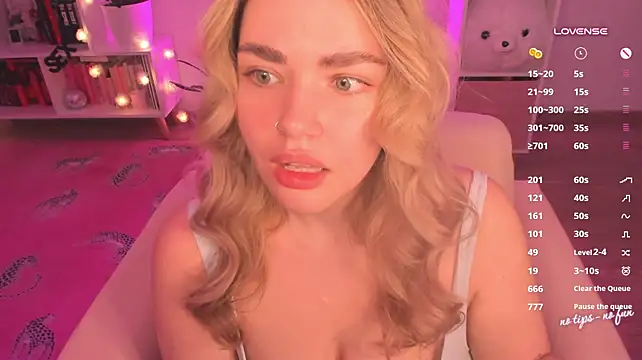 Pussy-kattt - show tits 2 mins