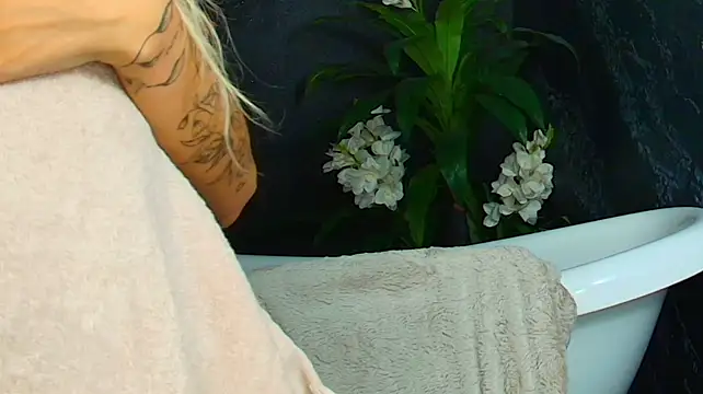 SkinnyNatty - Spread pussy closeup