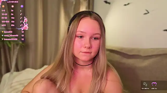 Queenneee - flash boobs