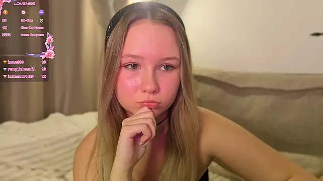 Queenneee - flash boobs