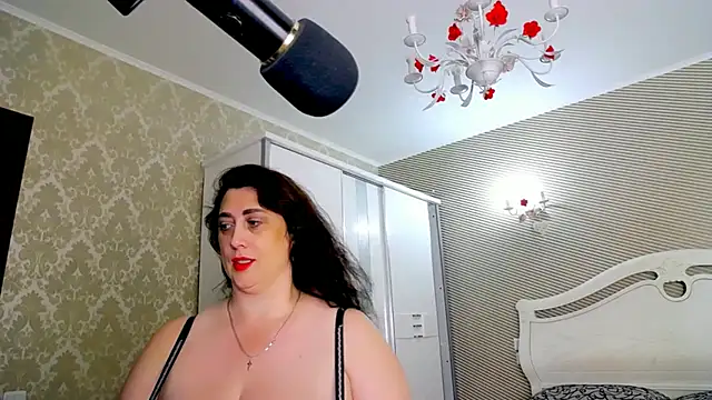 Evelyn_Shy - bare chest 200
